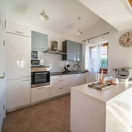 9 Mani Villa